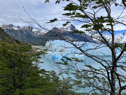 Weiterer Blick auf die Gletscherzunge des Perito Moreno - sowie den freien Spalt zur Landbrücke