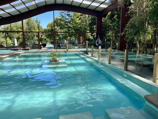 Ein türkiesfarbenes leeres Warmwasserbecken