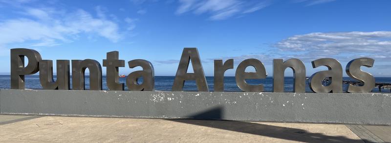 Metallerner Schriftzug 'Punta Arenas' an der Küste des Orts