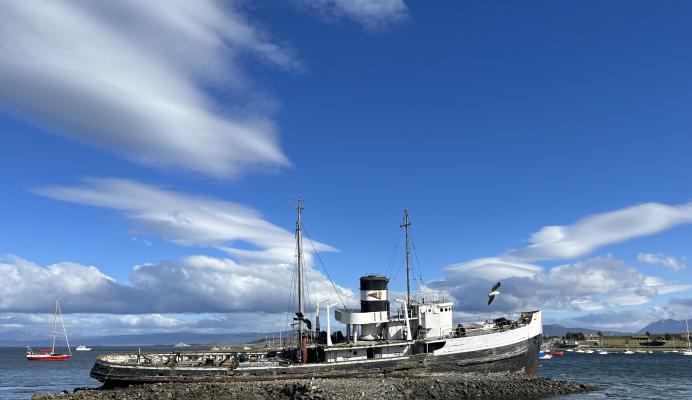 Wrack des alten Schleppers Saint Christopher an der Küste von Ushuaia